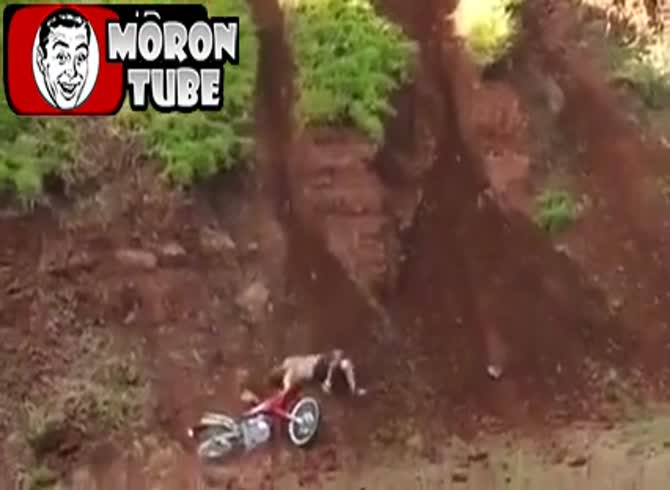 Video :He suffers a broken neck while riding a motorcycle down a slope (public warning)